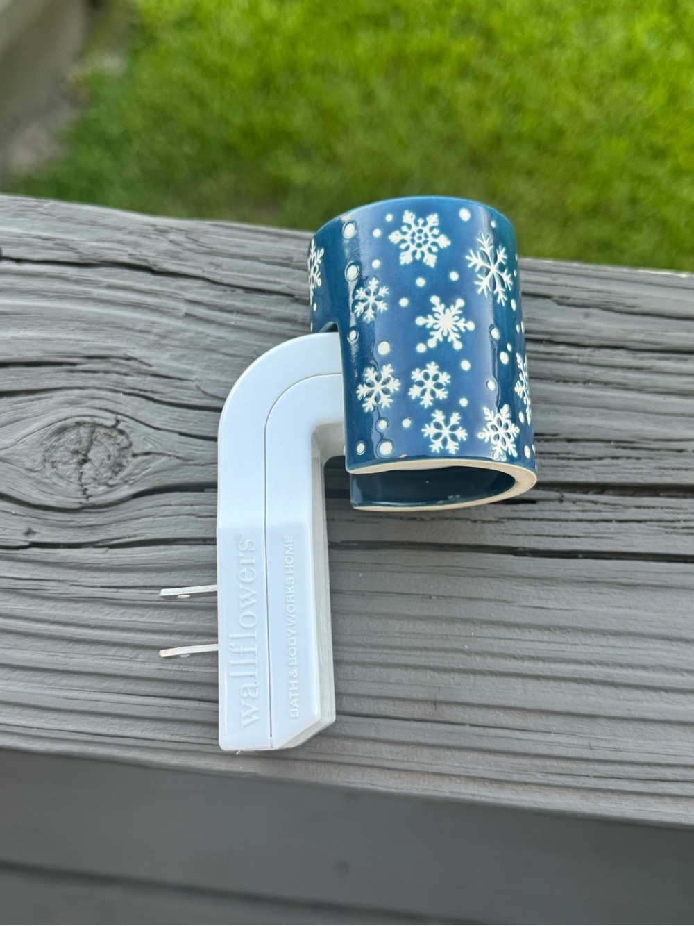 Bath & Body Works ceramic Blue Snowflake Wallflowers Plug-In Fragrance Holder